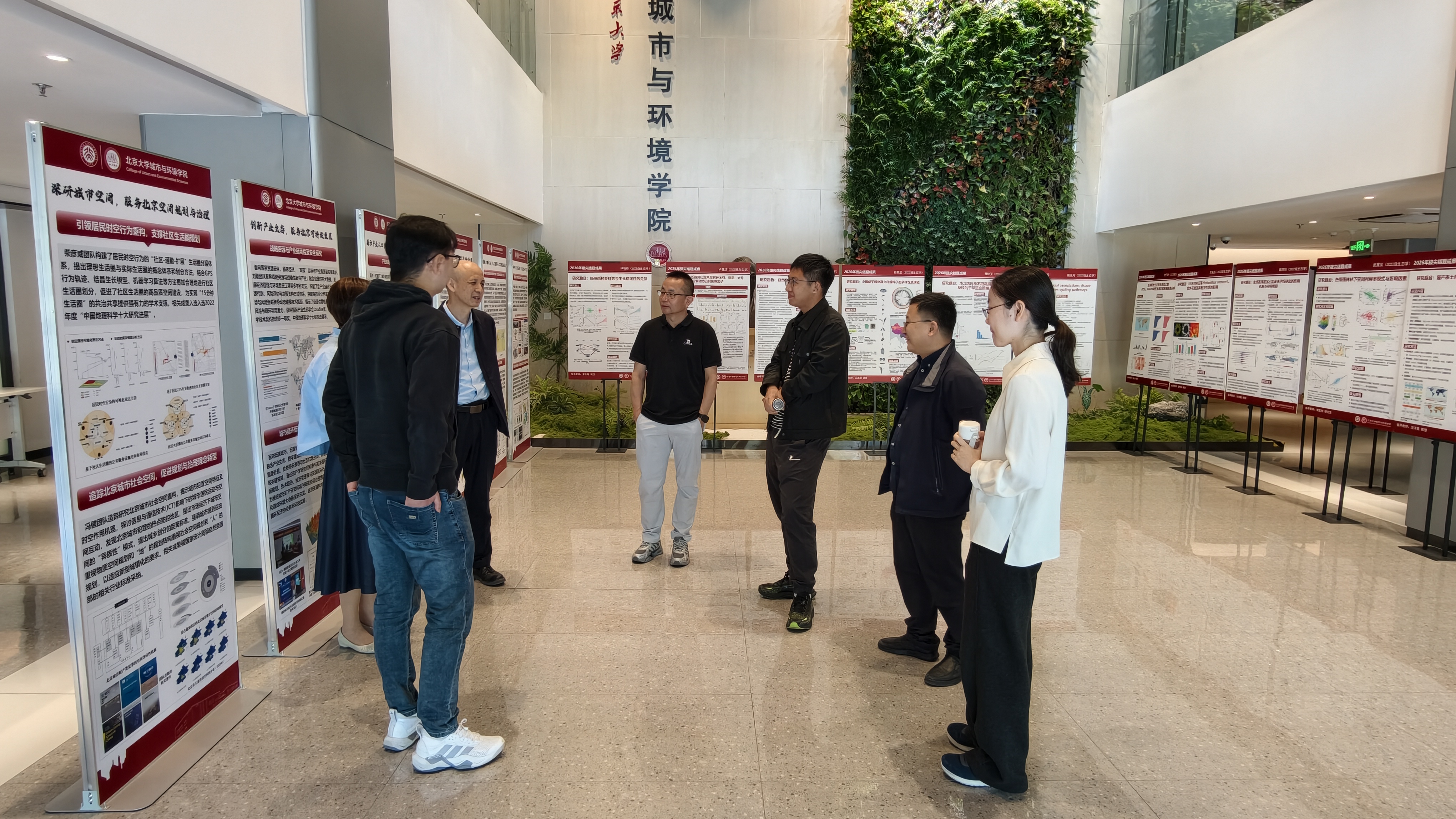 图3-1  师生参观展板.jpg