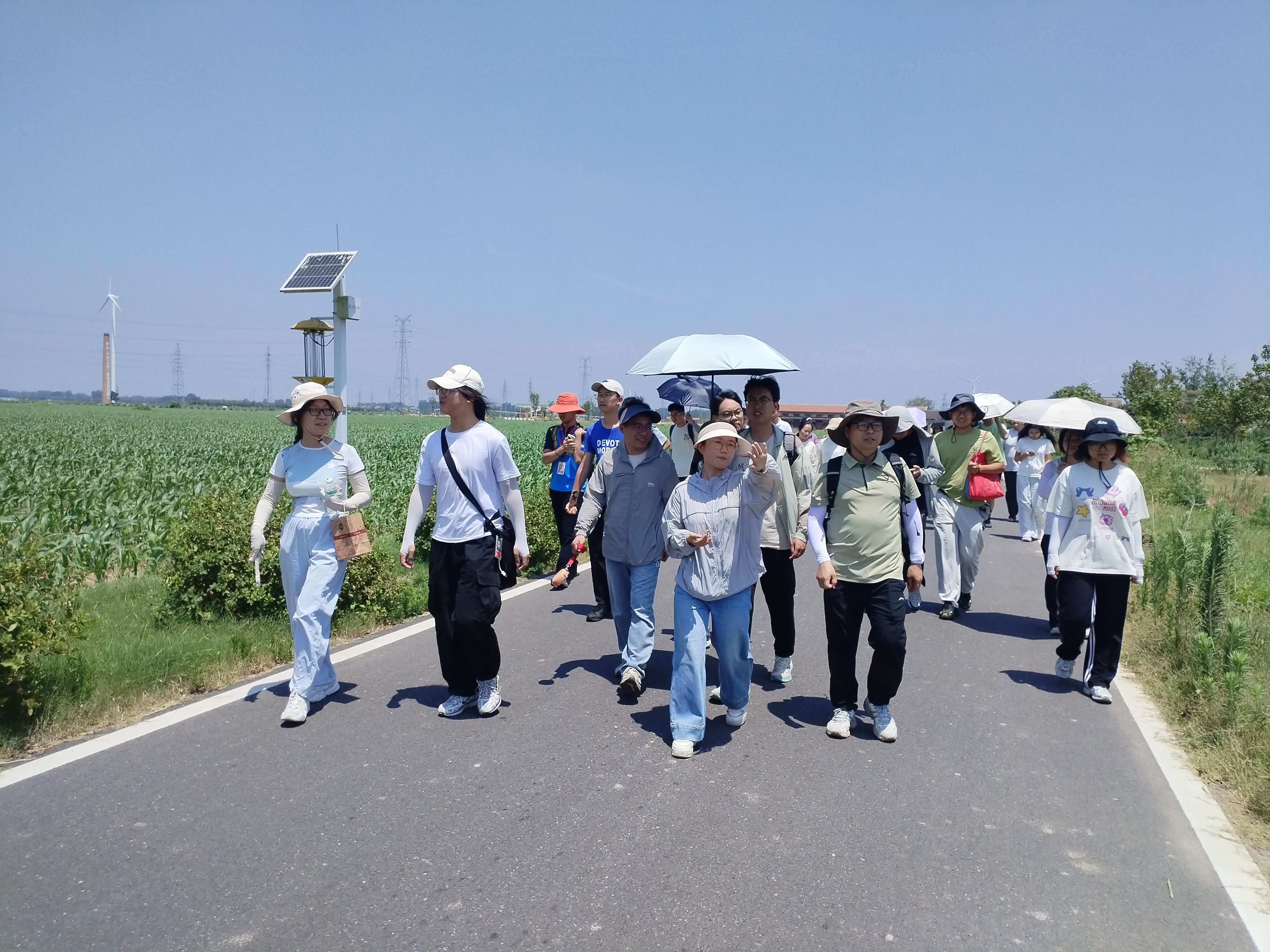 图13 河南大学地理工程小院科研人员为师生讲解开展的控制实验.jpg 图13 河南大学地理工程小院科研人员为师生讲解开展的控制实验.jpg