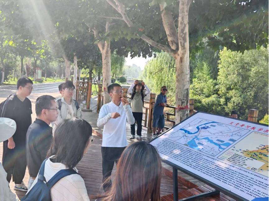 图8 在兰考黄河大堤讲解东坝头地貌的形成.png 图8 在兰考黄河大堤讲解东坝头地貌的形成.png